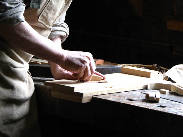 Ofrecemos un servicio de <strong>carpintería  de madera y ebanistería en Antequera</strong> adaptado a las necesidades del <strong>cliente</strong>.